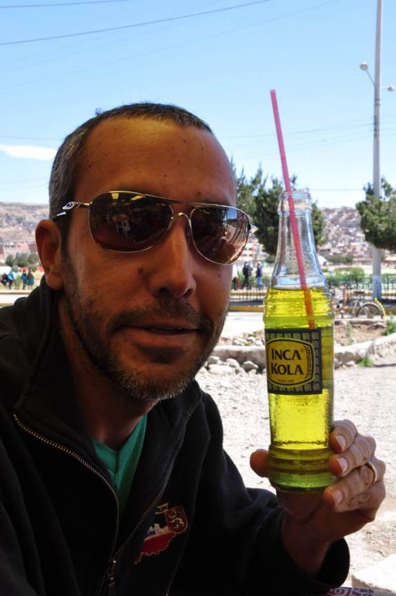 Refrescando-se com o refrigerante típico do Peru, no porto de Puno